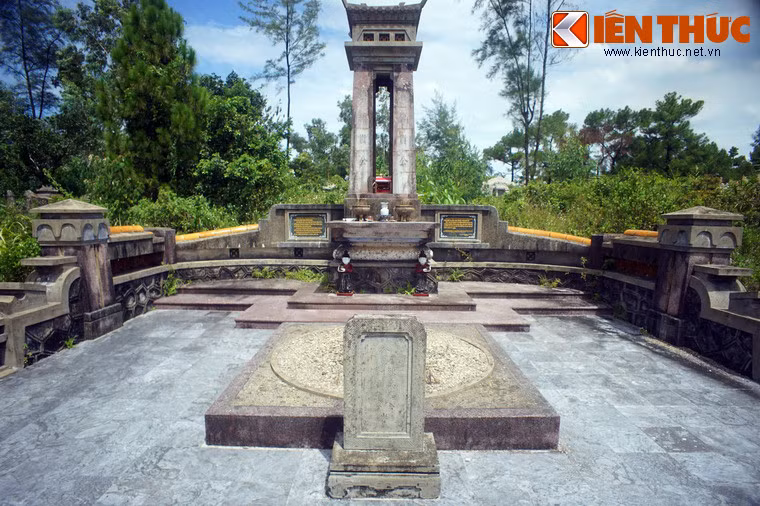 Thái Phiên, Trần Cao Vân và Vua Duy Tân bị Pháp bắt trên đường lên căn cứ vào rạng sáng ngày 4/5/1916. Ngày 17/5/1916, cùng một số đồng chí của mình, hai ông bị xử chém tại cống Chém (nay thuộc phường An Hòa, TP Huế) và chôn cùng một hố.