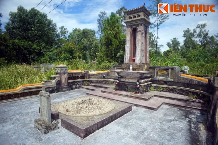 Tháng 6/1925, bà Trương Thị Dương, đồng chí của hai ông trong Việt Nam Quang Phục Hội đã bí mật đưa hài cốt hai ông từ An Hòa về chôn gần tháp Hòa thượng Kiết Mao thuộc xã Thủy Xuân.