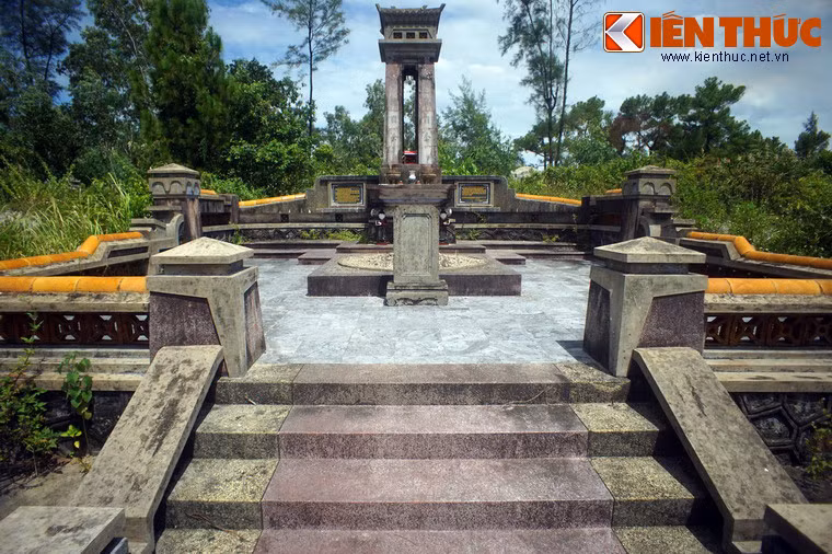 Trần Cao Vân (1866 - 1916) sinh tại làng Tư Phú, tổng Ða Hoàng, Phủ Ðiện Bàn, tỉnh Quảng Nam. Sau khi Huế thất thủ (1885), ông đi tu tại chùa Cổ Lâm (miền núi Quảng Nam). Năm 1892, ông vào Bình Ðịnh dạy học và hoạt động chống Pháp. Năm 1908, ông tham gia đấu tranh chống thuế ở Trung Kỳ.