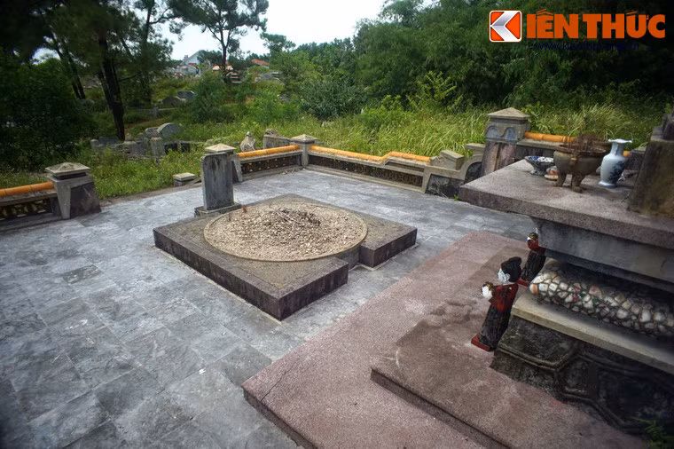 Toàn bộ ngôi mộ, đài tưởng niệm nằm trong khuôn viên hình chữ nhật, chung quanh có lan can bao bọc.