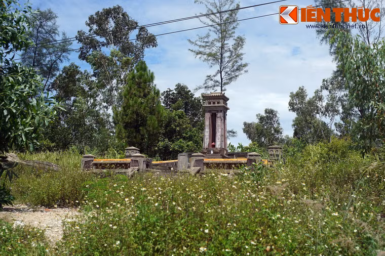 Sau đó 11 ngày, việc cải táng có nguy cơ bị bại lộ, bà Dương lại từ Quảng Trị vào, rồi đêm đến bí mật đào hài cốt hai ông đem chôn chung một mộ tại đồi thông Từ Hiếu, vị trí hiện tại của khu mộ.