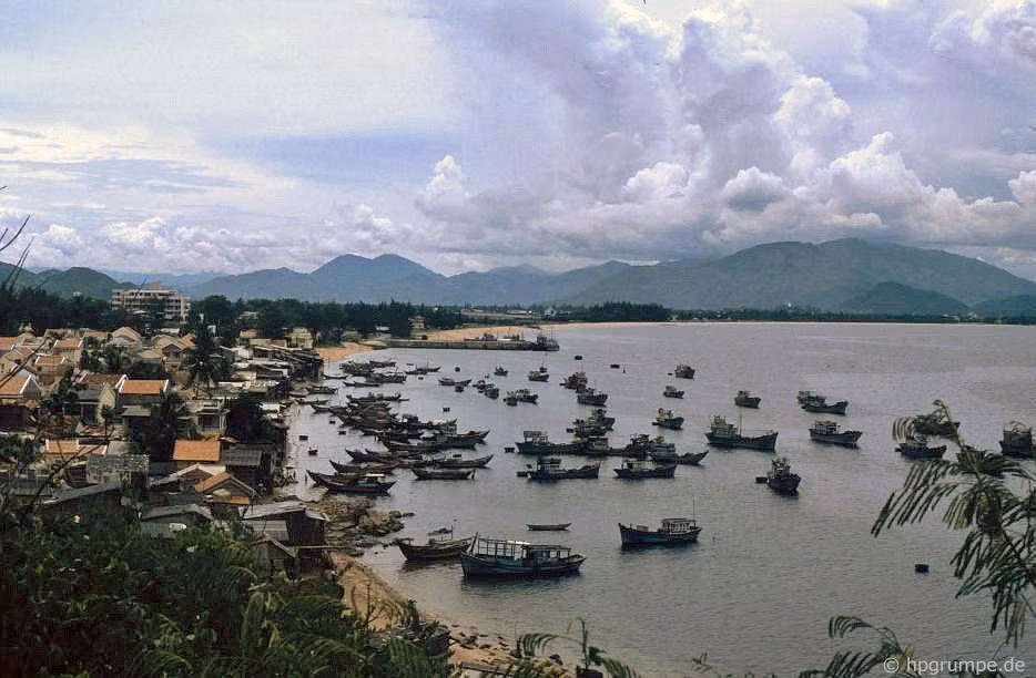 Một góc đảo Hòn Miễu, một hòn đảo nhỏ nằm trong vịnh Nha Trang, 1992. Hòn đảo này thường được biết đến với hồ cá Trí Nguyên, một địa danh du lịch nổi tiếng của Nha Trang. Ảnh: Hans-Peter Grumpe.
