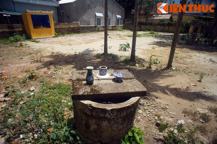 Sau này, triều đình cho làm thêm một ngôi nhà ba gian để giữ đồ thờ cúng gọi là tự khí và các tài liệu liên quan, đồng thời cắt một đội quân nhỏ để coi sóc chung cho cả đàn.