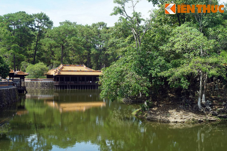 Cảnh quan ấn tượng nhất ở lăng Tự Đức là hồ Lưu Khiêm, được coi là hồ nước đẹp nhất nhì Cố đô Huế. Giữa hồ có đảo Tịnh Khiêm rợp bóng cây xanh. Bên bờ hồ có Xung Khiêm Tạ và Dũ Khiêm Tạ, hai nhà thủy tạ để vua ngồi ngắm hoa, làm thơ, đọc sách...