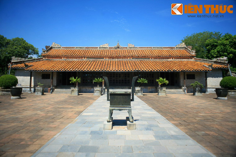 Khu tẩm điện nằm ở phía Tây của hồ Lưu Khiêm. Trung tâm của khu vực này là điện Hòa Khiêm. Khi vua Tự Đức còn sống, đây là nơi vua làm việc mỗi khi đến lăng. Sau khi vua băng hà, điện Hòa Khiêm trở thành là nơi thờ cúng bài vị của vua và Hoàng hậu.