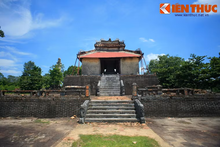 Từ sân Bái Đình có các bậc cấp dẫn lên Bi Đình (nhà bia), một công trình dạng phương đình, khá giống Bi Đình ở lăng Minh Mạng.