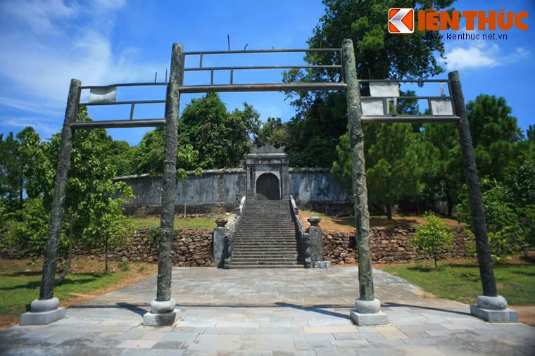 Bên kia cầu là một quả đồi có Bửu Thành bao quanh, bên trong là nơi đặt thi hài của nhà vua.