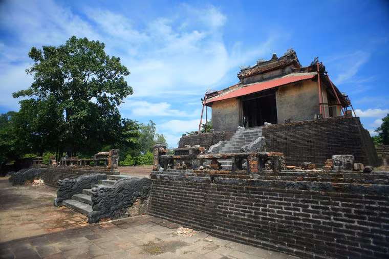 Với một dự án trùng tu lớn đã được phê duyệt, hi vọng lăng mộ vua Triệu Trị sẽ được khôi phục tầm vóc vốn có trong thời gian không xa.