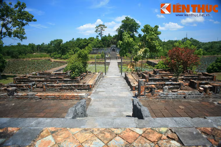 Sau lầu Đức Hinh là hai vườn hoa nằm đối xứng hai bên, tương tự hai vườn hoa sau Minh Lâu ở lăng Minh Mạng. Kế tiếp là hồ Ngưng Thúy án ngữ trước tòa Bửu Thành, nơi đặt mộ vua.