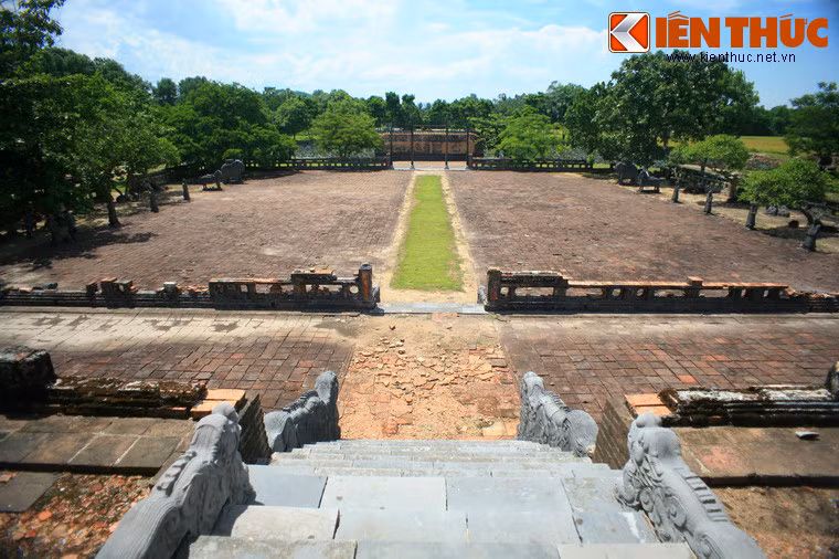 Vua căn dặn rằng: "Chỗ đất làm Sơn lăng nên chọn chỗ bãi cao chân núi cận tiện, để dân binh dễ làm công việc. Còn đường ngầm đưa quan tài đến huyệt, bắt đầu từ Hiếu Lăng, nên bắt chước mà làm. Còn điện vũ liệu lượng mà xây cho kiêm ước, không nên làm nhiều đền đài, lao phí đến tài lực của binh dân".