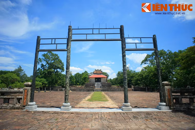 Ngay sau hồ Nhuận Trạch là một nghi môn bằng đồng đúc theo kiểu "long vân đồng trụ" dẫn vào sân Bái Đình rộng lớn.