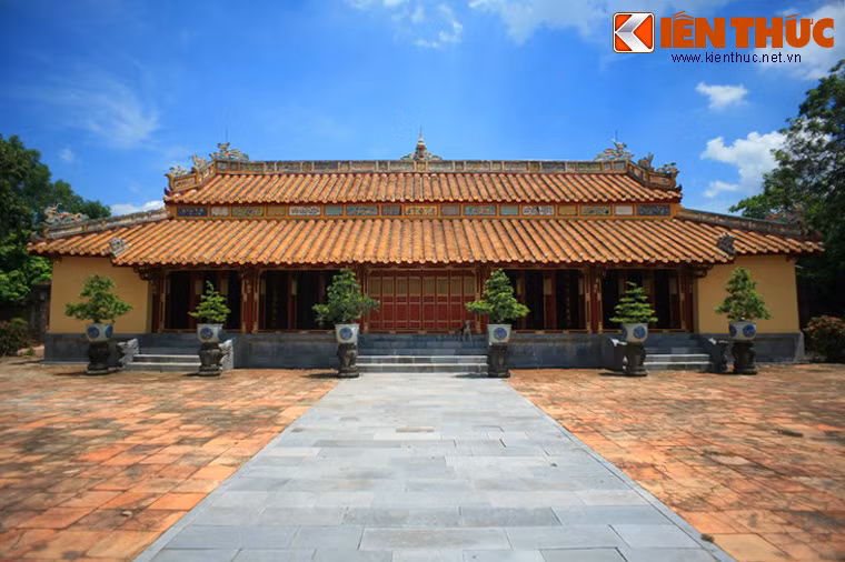 Sau Hồng Trạch Môn là điện Biểu Đức, công trình trung tâm của khu tẩm điện.