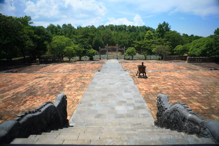 Trên phương diện phong thủy, lăng Thiệu Trị lại có nhiều nét gần gũi với lăng Gia Long, thể hiện ở việc sử dụng các ngọn núi tự nhiên và gò đất nhân tạo để làm bình phong, hậu chẩm. Ngoài ra, hai lăng còn giống nhau ở chỗ không xây La thành, khu vực lăng mộ và tẩm điện biệt lập, song song với nhau..