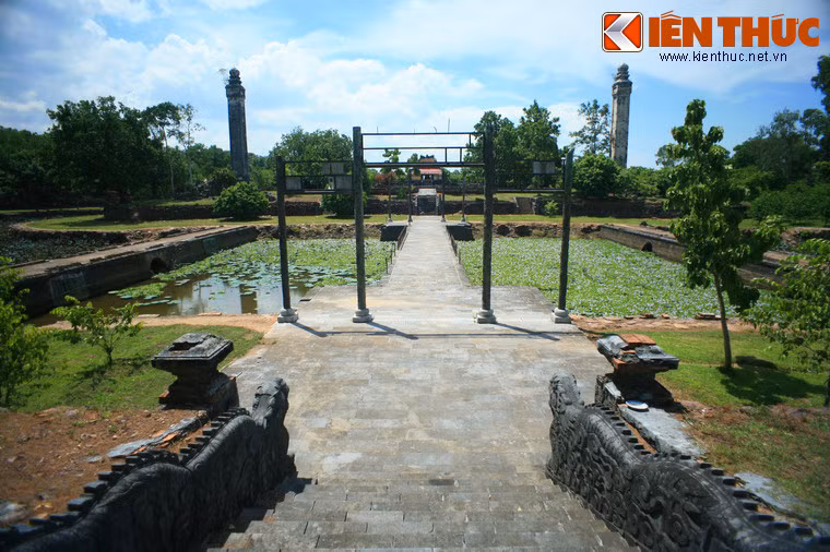 Từ cổng Bửu Thành có thể nhìn toàn cảnh khu lăng với hai trụ biểu cao vút nổi bật ở hai bên lầu Đức Hinh.