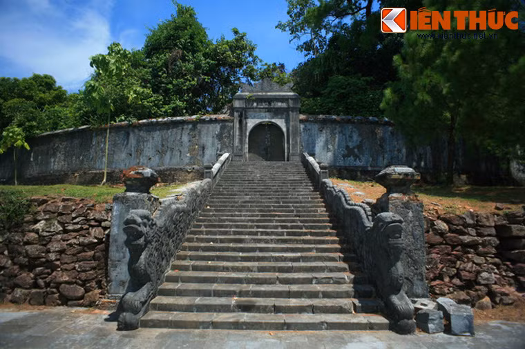 Bên cạnh đó, lăng Thiệu Trị cũng giống lăng Minh Mạng ở cách thức mai táng và xây dựng toại đạo (đường hầm để đưa thi hài vua vào huyệt mộ), Bửu Thành hình tròn với hồ hình bán nguyệt bao bọc ở phía trước.