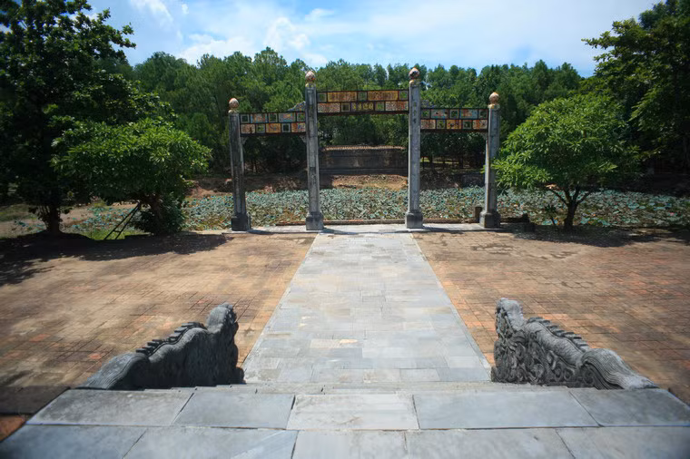 Bên kia hồ Điện có hòn Bàu Hồ làm bình phong cho khu vực điện thờ.