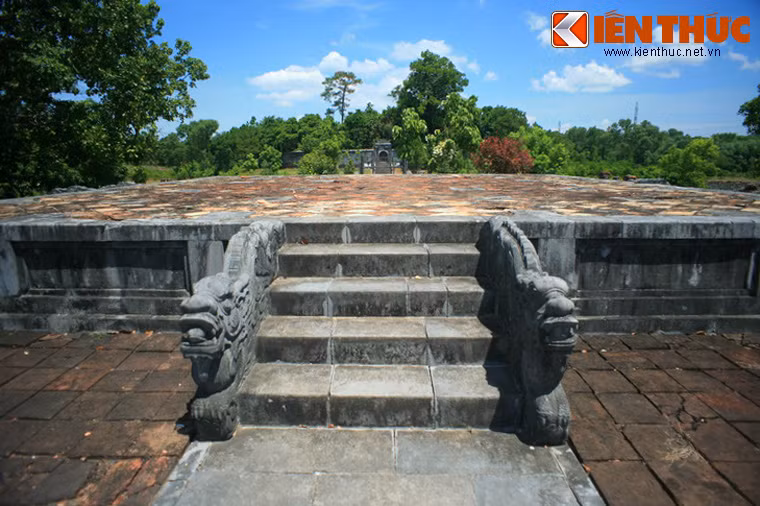 Công trình kế tiếp của trục lăng là lầu Đức Hinh, ngự trên một quả đồi thấp hình mai rùa. Ngày nay công trình đã sụp đổ, chỉ còn lại phần nền và bậc cấp. Theo các hình ảnh tư liệu xưa, lầu Đức Hinh mang dáng dấp như Minh Lâu ở lăng Minh Mạng.