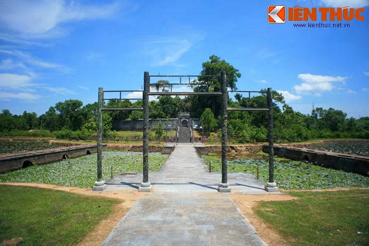 Hồ Ngưng Thúy là một hồ nước hình bán nguyệt. Có ba chiếc cầu bắc qua hồ là cầu Đông Hòa (phải), Chánh Trung (giữa) và Tây Định (trái). Hai đầu cầu Chánh Trung có cổng đồng, kiểu dáng tương tự cánh cổng sau hồ Nhuận Trạch.