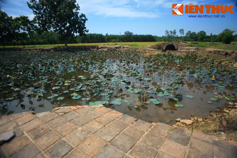 Nếu La thành của lăng Minh Mạng là tường gạch, lăng Gia Long là đồi núi bao quanh, thì La thành của lăng Thiệu Trị là những cánh đồng lúa, những vườn cây xanh rờn. Chính vòng La thành đậm chất thôn quê này tạo cho cảnh quan lăng Thiệu Trị sự thanh thoát và yên bình.