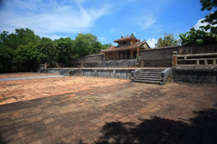 Dù có nhiều điểm tương đồng với lăng Gia Long và lăng Minh Mạng, lăng Thiệu Trị vẫn những nét rất riêng, có thể coi là độc nhất vô nhị. Đây là lăng duy nhất quay mặt về hướng Tây Bắc, một hướng không được dùng trong kiến trúc cung đình thời Nguyễn.