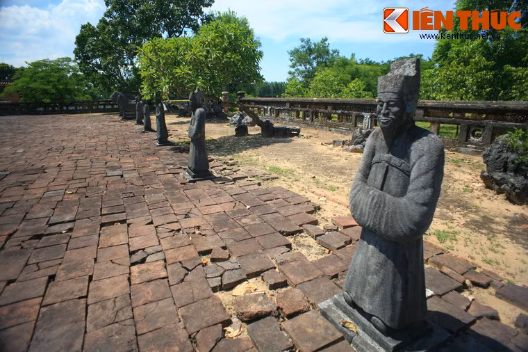 Hai bên sân Bái Đình có hàng tượng đá tái hiện hình ảnh các quan văn võ, các loài vật dùng để cưỡi như ngựa, voi.