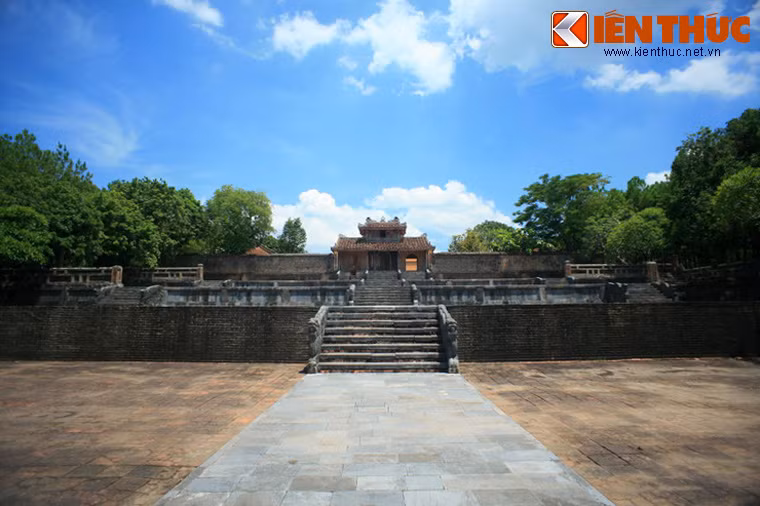 Sau nghi môn là các khoảng sân từ thấp đến cao, có bậc cấp dẫn lên nơi cao nhất là Hồng Trạch Môn.