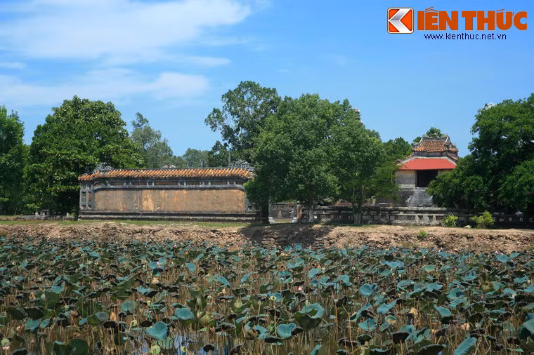 Nếu trục tẩm điện có hồ Điện thì trục lăng có hồ Nhuận Trạch án ngữ phía trước.