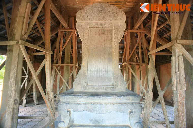 Trong Bi Đình là tấm bia "Thánh đức thần công" do chính tay vua Tự Đức viết để tri ân vua cha. Bia được dựng ngày 19/11/1848.