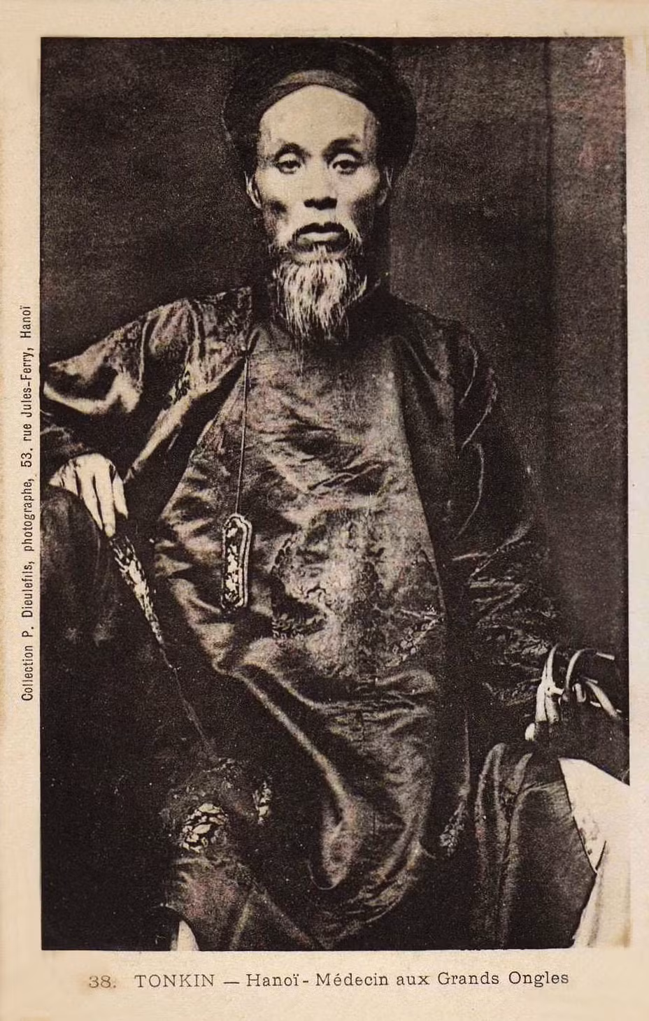 Một thầy lang móng dài ở Hà Nội. Ảnh tư liệu.