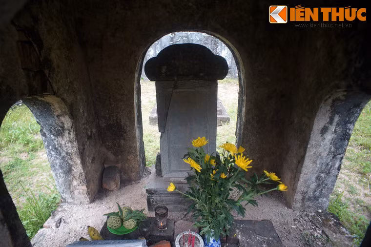 Sau cái chết của vua Kiến Phúc, một người con nuôi khác của vua Tự Đức do Thiện phi Nguyễn Thị Cẩm nuôi dưỡng là Nguyễn Phúc Biện lên ngôi lấy niên hiệu là Đồng Khánh.