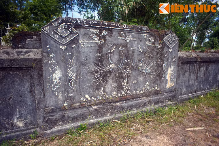 Trong cung, bà cùng với Trang ý Hoàng thái Hậu (chính thất của Tự Đức) và Từ Dụ Thái hoàng thái hậu (mẹ vua Tự Đức) hợp lại gọi là Tam Cung, là những người phụ nữ có quyền lực nhất trong triều đình Nguyễn lúc bấy giờ.