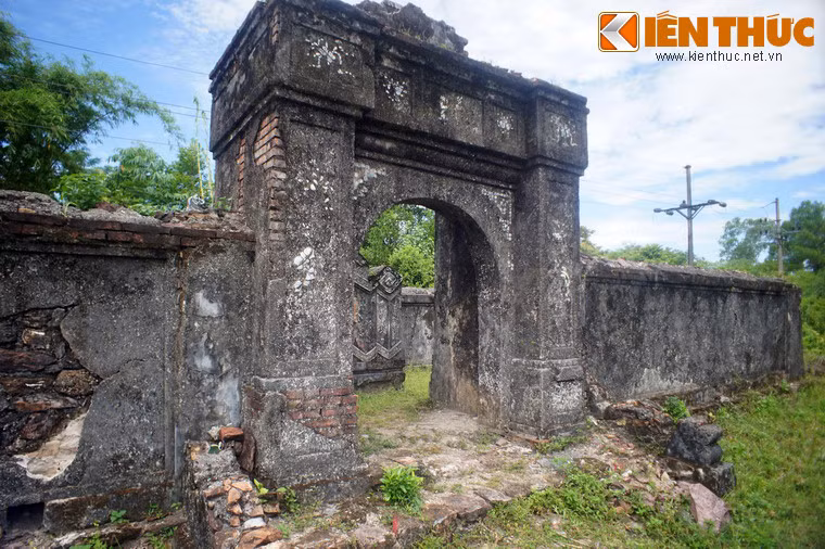 Việc cho bà Nguyễn Văn Thị Hương nhận nuôi con là gia ân rất lớn của Tự Đức, do vua Tự Đức bị đậu mùa từ nhỏ nên không thể có con và phải nhận con nuôi để nối dõi.