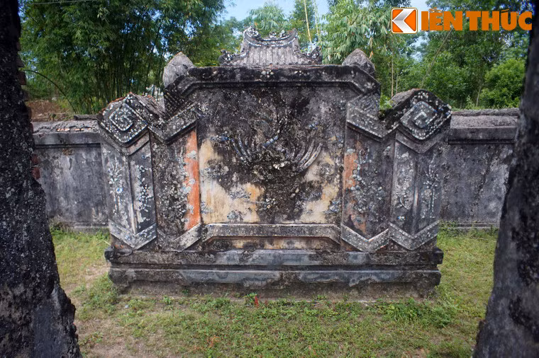 Năm 1874, vua lại ban sắc phong cho bà hàm Nhất giai Học phi. Khi ấy, địa vị của bà chỉ đứng sau Hoàng quý phi Vũ Thị Duyên (vì Tự Đức không lập hoàng hậu nên Hoàng quý phi là đứng đầu hậu cung).