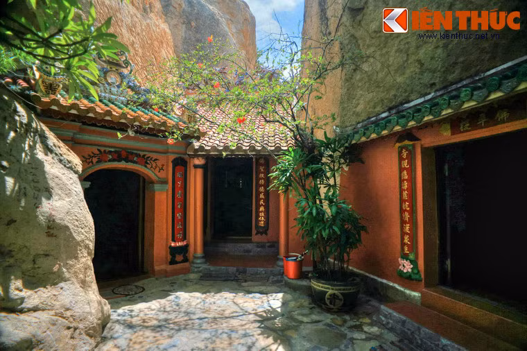 Nhiều điện, am thờ của chùa được xây giữa những tảng đá to, hoặc trong các hang đá tự nhiên.