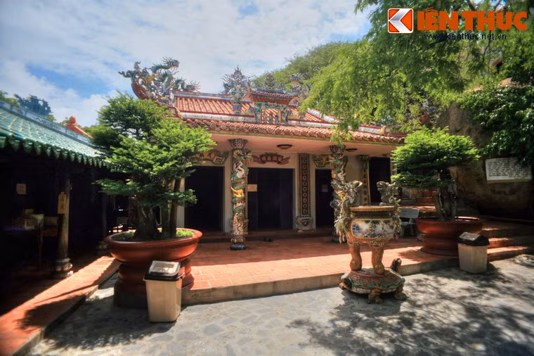 Chính điện của chùa nằm trên một khu đất rộng bằng phẳng, dựa lưng vào các phiến đá lớn.