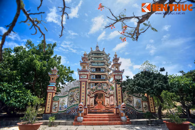 Vườn tháp tổ của chùa có diện tích khá rộng, với nhiều ngọn tháp được xây dựng công phu.