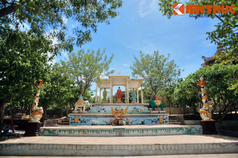 Tất cả các công trình của chùa Cổ Thạch được sơn những màu sắc rực rỡ, vui tươi.