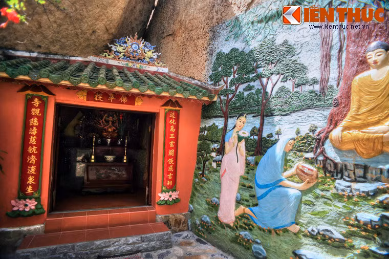 Vách đá quanh các am, điện được vẽ những bức tranh miêu tả cuộc đời Đức Phật và các chư vị Bồ Tát.