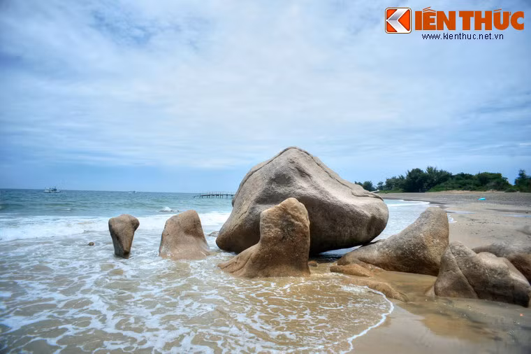 Bãi biển Cổ Thạch ở cạnh chùa còn khá hoang sơ, có nhiều bãi đá hình thù lạ mắt.