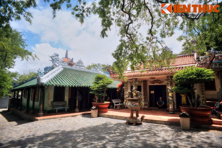 Quần thể kiến trúc của chùa gồm nhiều am, điện, cốc liên hoàn với nhau trên khu đồi đá tự nhiên rộng hơn 4 ha.