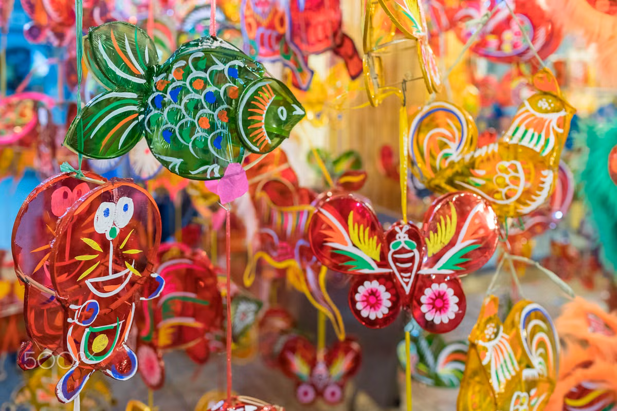 Những chiếc đèn lồng thủ công làm bừng sáng các gian hàng ở phố đèn lồng. Ảnh: Yan Lerval/ 500px.com.