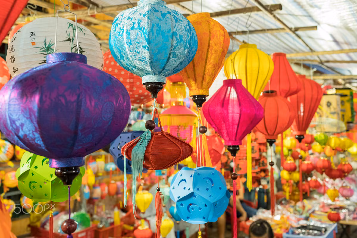 Sắc màu rực rỡ của những chiếc đèn lồng đủ kiểu dáng. Ảnh: Yan Lerval/ 500px.com.