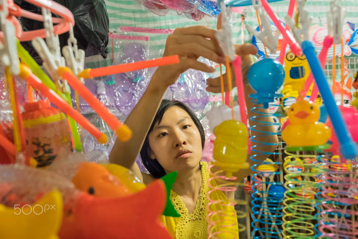 Người bán hàng sắp xếp lại những chiếc đèn Trung thu trong cửa hàng của mình. Ảnh: Yan Lerval/ 500px.com.