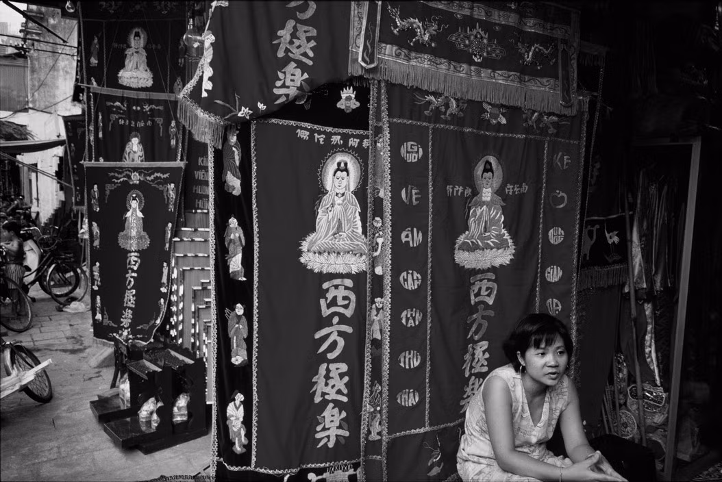 Cửa hàng bán đồ thờ ở phố Hàng Quạt, 1997. Ảnh: Philip Jones Griffiths / Magnum Photos.