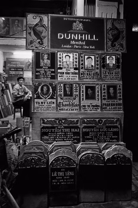 Cửa hàng bia đá trên phố Hàng Mắm, 1999. Ảnh: Philip Jones Griffiths / Magnum Photos.