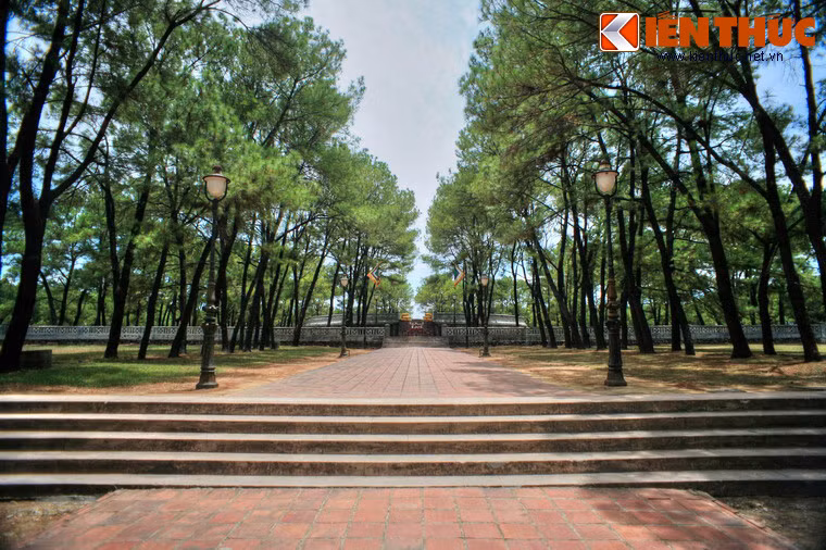 Tầng dưới cùng xây hình vuông, tượng trưng cho Người, có cạnh dài 165m, cao 0,84m; xung quanh xây lan can cao 0,93m, dày 0,3m, bốn mặt có thềm, đều 4 bậc.