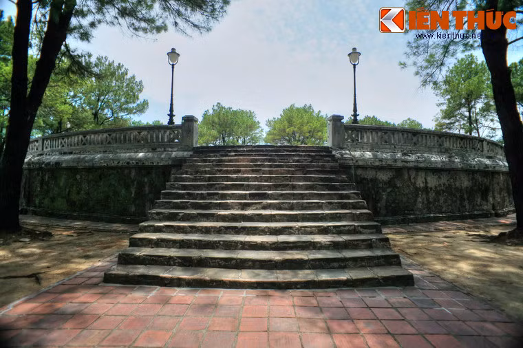 Năm 1977, một đài tưởng niệm liệt sĩ bằng gạch đã được xây trên nền Viên đàn.