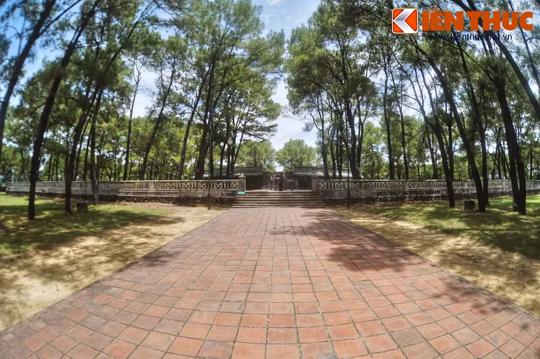 Trung tâm của khuôn viên đàn Nam Giao là Giao đàn, hướng về phía Nam, gồm 3 tầng. Đây là nơi diễn ra các hoạt động lễ nghi chính trong lễ tế Nam Giao