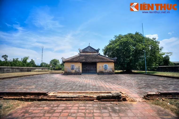 Ở phía Tây Nam của Giao đàn là Trai cung, xây dựng theo thế "tọa Bắc hướng Nam".