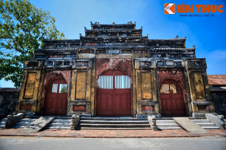 Về tổng thể, Đàn Nam Giao là một tổ hợp kiến trúc nằm trong khuôn viên hình chữ nhật có diện tích đến 10ha. Bốn mặt khuôn viên đều trổ cửa theo bốn hướng Đông, Tây, Nam, Bắc trong đó cửa Nam là cửa chính.